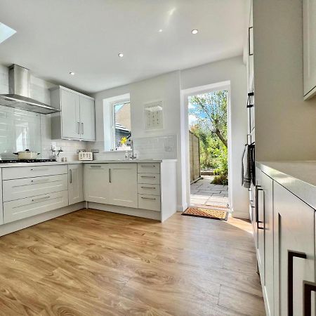 Family Home In Hampshire - Sleeps Up To 9 People With 3 Parking Spaces Winchester Kültér fotó