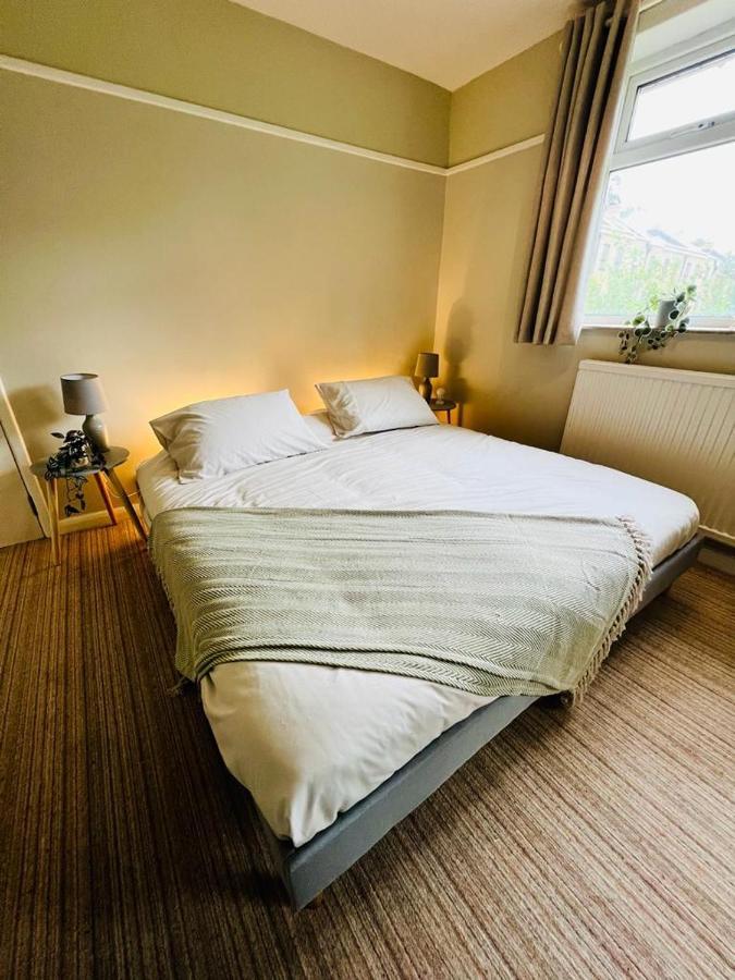 Family Home In Hampshire - Sleeps Up To 9 People With 3 Parking Spaces Winchester Kültér fotó