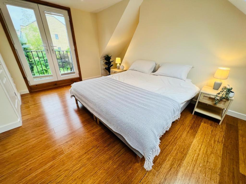 Family Home In Hampshire - Sleeps Up To 9 People With 3 Parking Spaces Winchester Kültér fotó