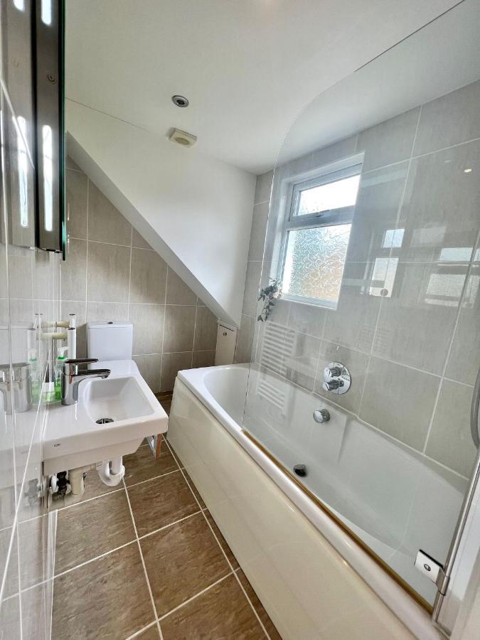 Family Home In Hampshire - Sleeps Up To 9 People With 3 Parking Spaces Winchester Kültér fotó