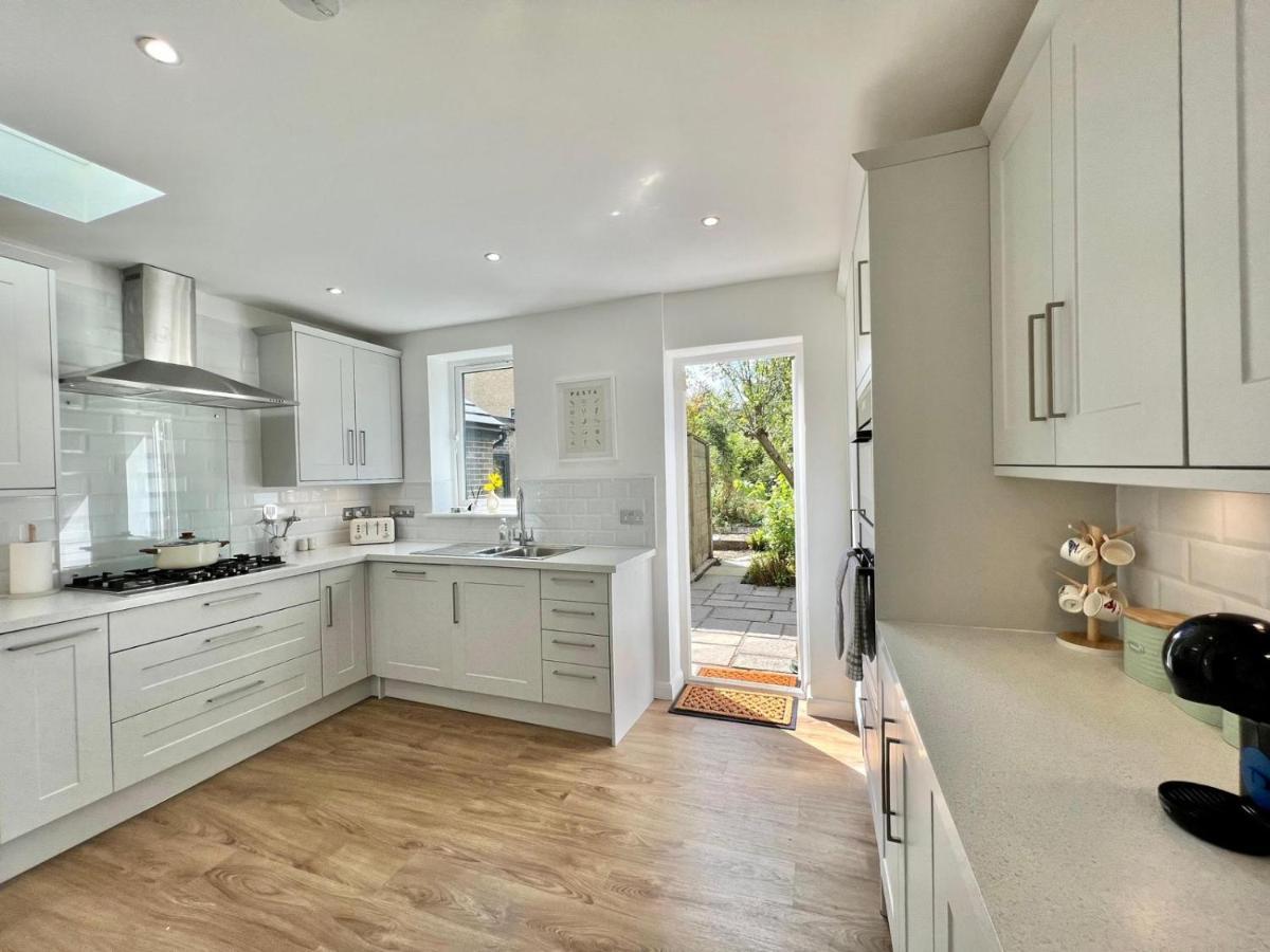 Family Home In Hampshire - Sleeps Up To 9 People With 3 Parking Spaces Winchester Kültér fotó