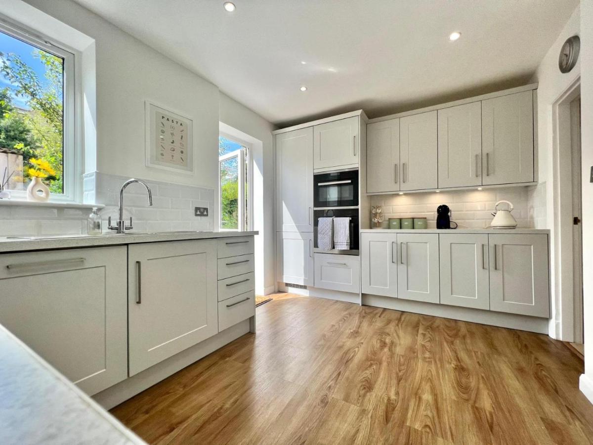 Family Home In Hampshire - Sleeps Up To 9 People With 3 Parking Spaces Winchester Kültér fotó