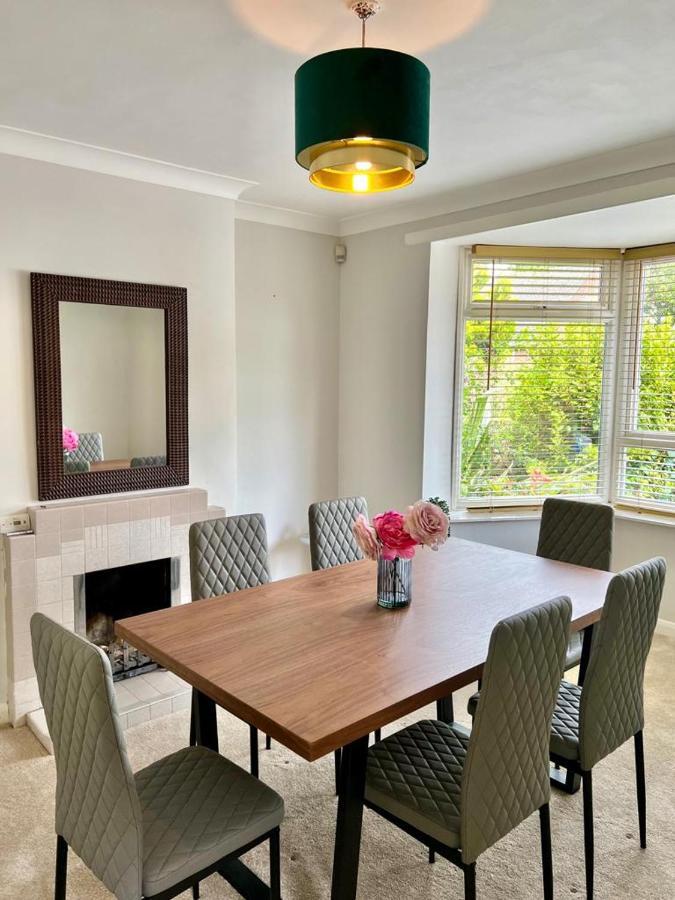 Family Home In Hampshire - Sleeps Up To 9 People With 3 Parking Spaces Winchester Kültér fotó