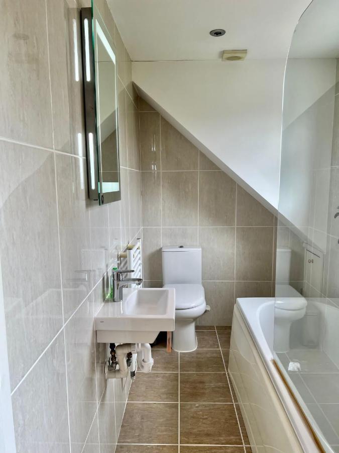 Family Home In Hampshire - Sleeps Up To 9 People With 3 Parking Spaces Winchester Kültér fotó