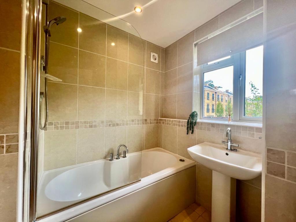 Family Home In Hampshire - Sleeps Up To 9 People With 3 Parking Spaces Winchester Kültér fotó
