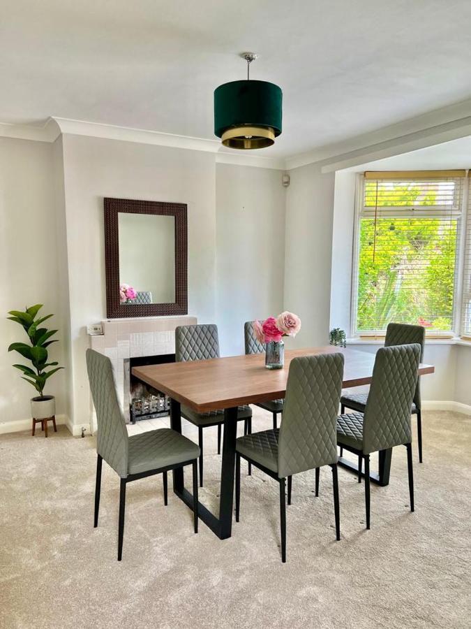 Family Home In Hampshire - Sleeps Up To 9 People With 3 Parking Spaces Winchester Kültér fotó