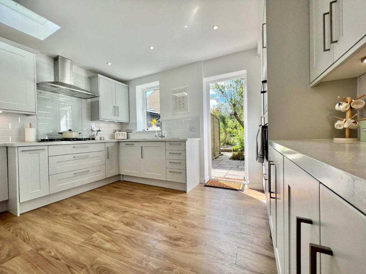 Family Home In Hampshire - Sleeps Up To 9 People With 3 Parking Spaces Winchester Kültér fotó