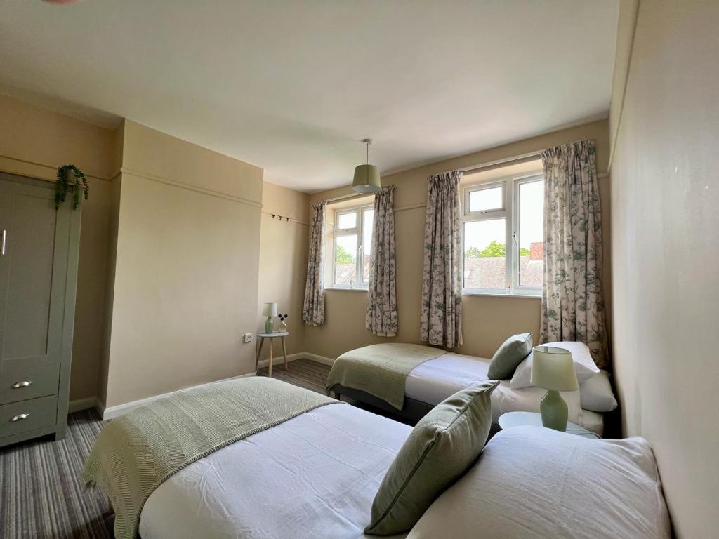 Family Home In Hampshire - Sleeps Up To 9 People With 3 Parking Spaces Winchester Kültér fotó